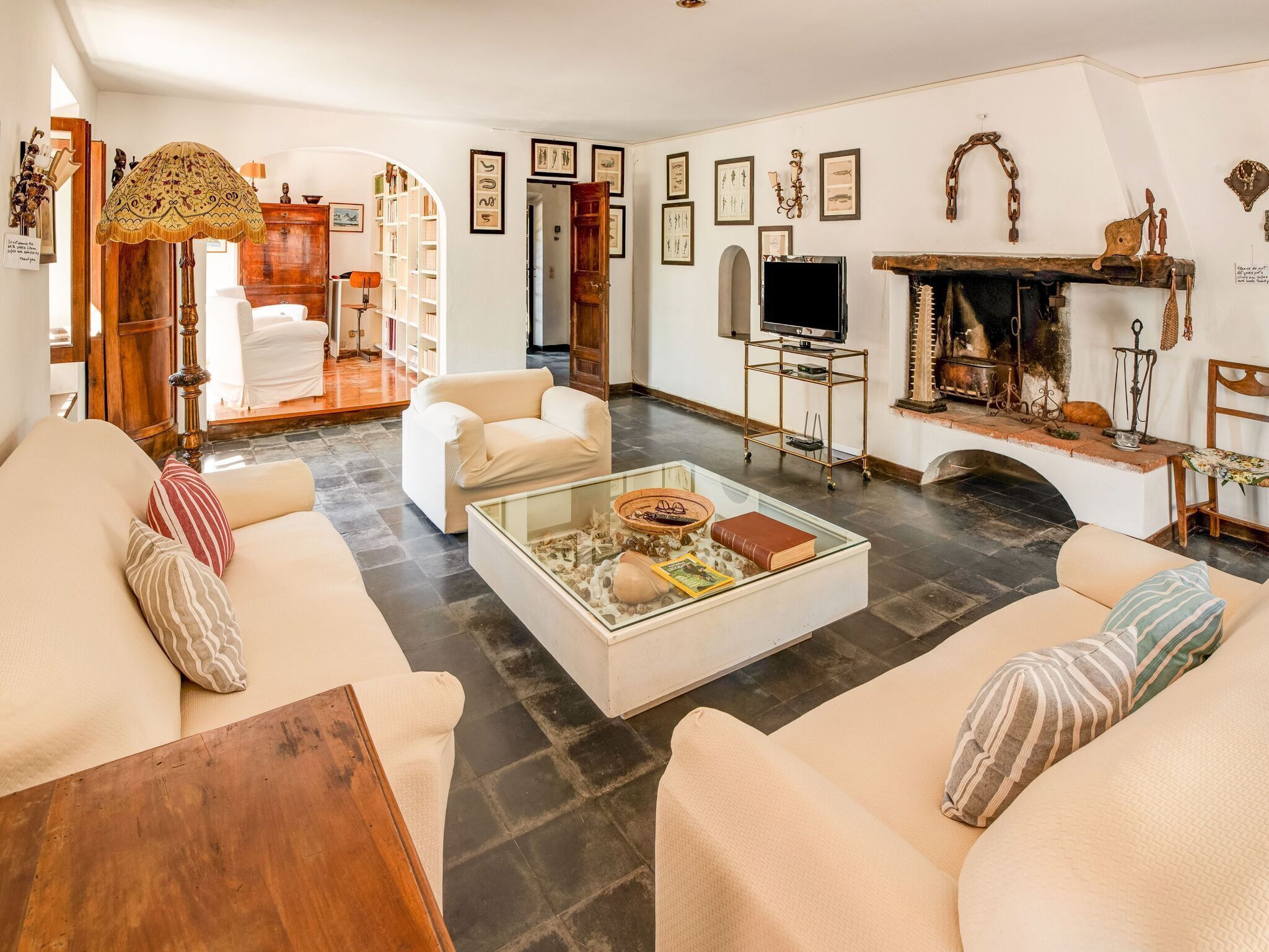 Een televisie, boeken en een stereo