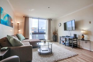 Netflix, books, streaming services - Holiday fun at PB Oceanfront Haven w/pool+parking! (San Diego)