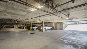 Eine mehrstöckige Tiefgarage mit Betonböden und Deckenbeleuchtung.