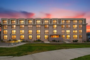 Exterior - New Photos! Direct beach access+pool+parking (San Diego)
