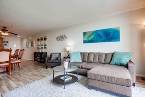 Netflix, DVD player, books, streaming services - Direct beach access/Renovated Kitchen/pool/parking (San Diego)