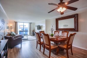 Dining - Holiday fun at PB Oceanfront Haven w/pool+parking! (San Diego)