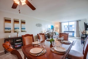 Dining - Direct beach access/Renovated Kitchen/pool/parking (San Diego)
