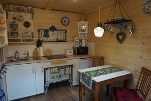 Kjøleskap, mikrobølgeovn og høy barnestol