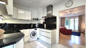 Kühlschrank, Mikrowelle, Ofen, Geschirrspüler