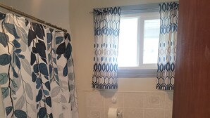 Combined shower/tub, towels, soap, toilet paper - House can sleep 6 or more people (Aliquippa)
