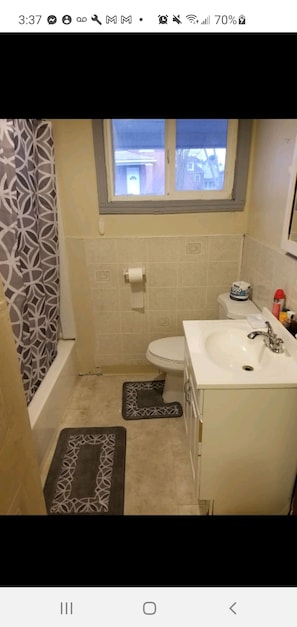 Tina con regadera, toallas, jabón, papel de baño