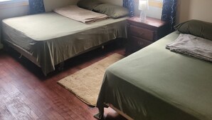 2 bedrooms, desk, WiFi (free), bed sheets - House can sleep 6 or more people (Aliquippa)