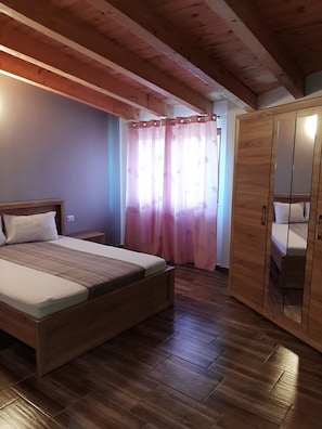 4 makuuhuonetta, tallelokero huoneessa, ilmainen Wi-Fi