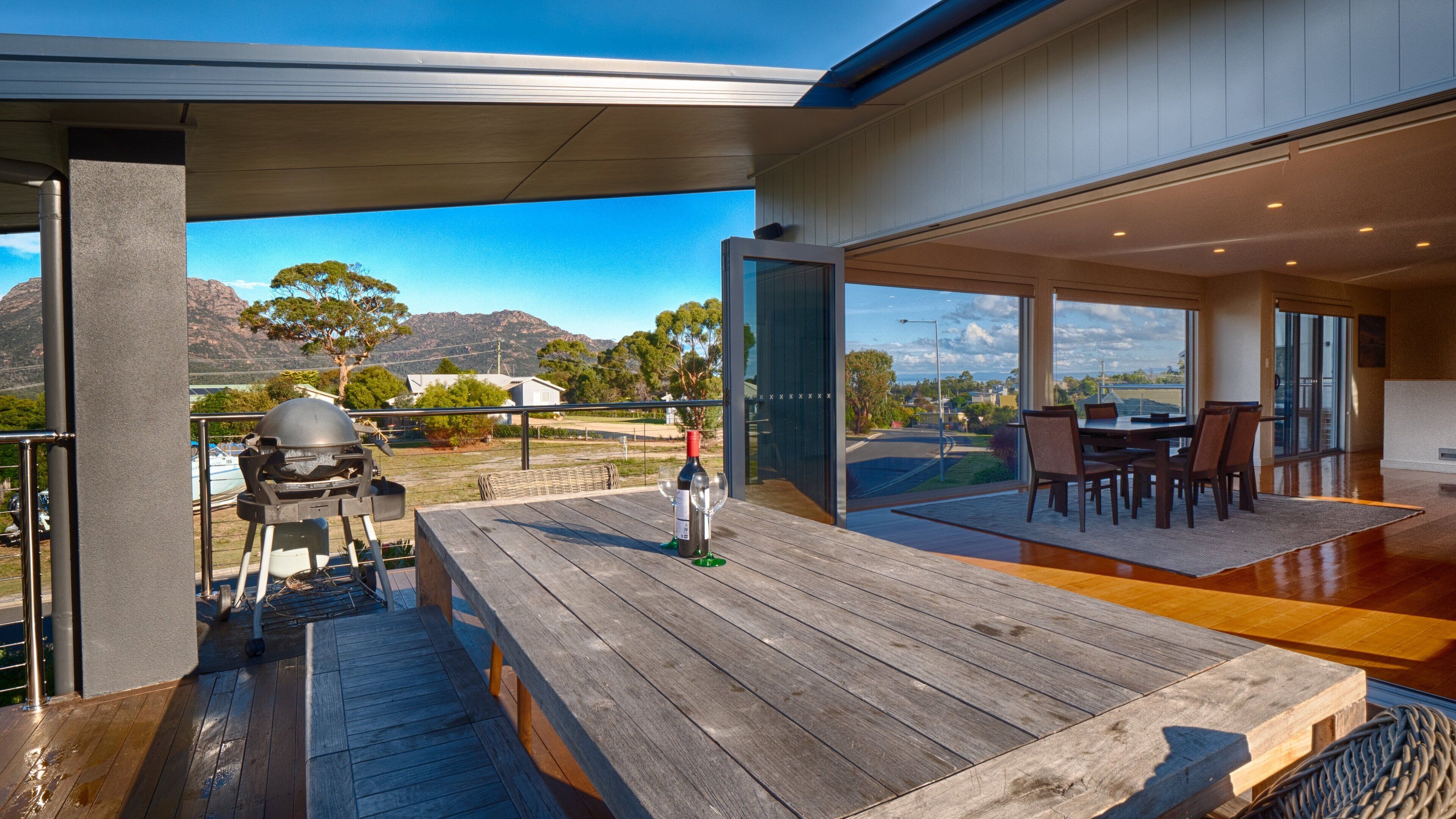 Free wifi, outdoor dining & mountain views