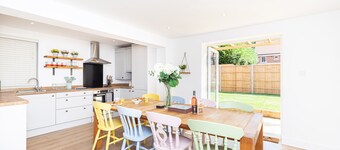 New Cottage Sleeps 9 central location