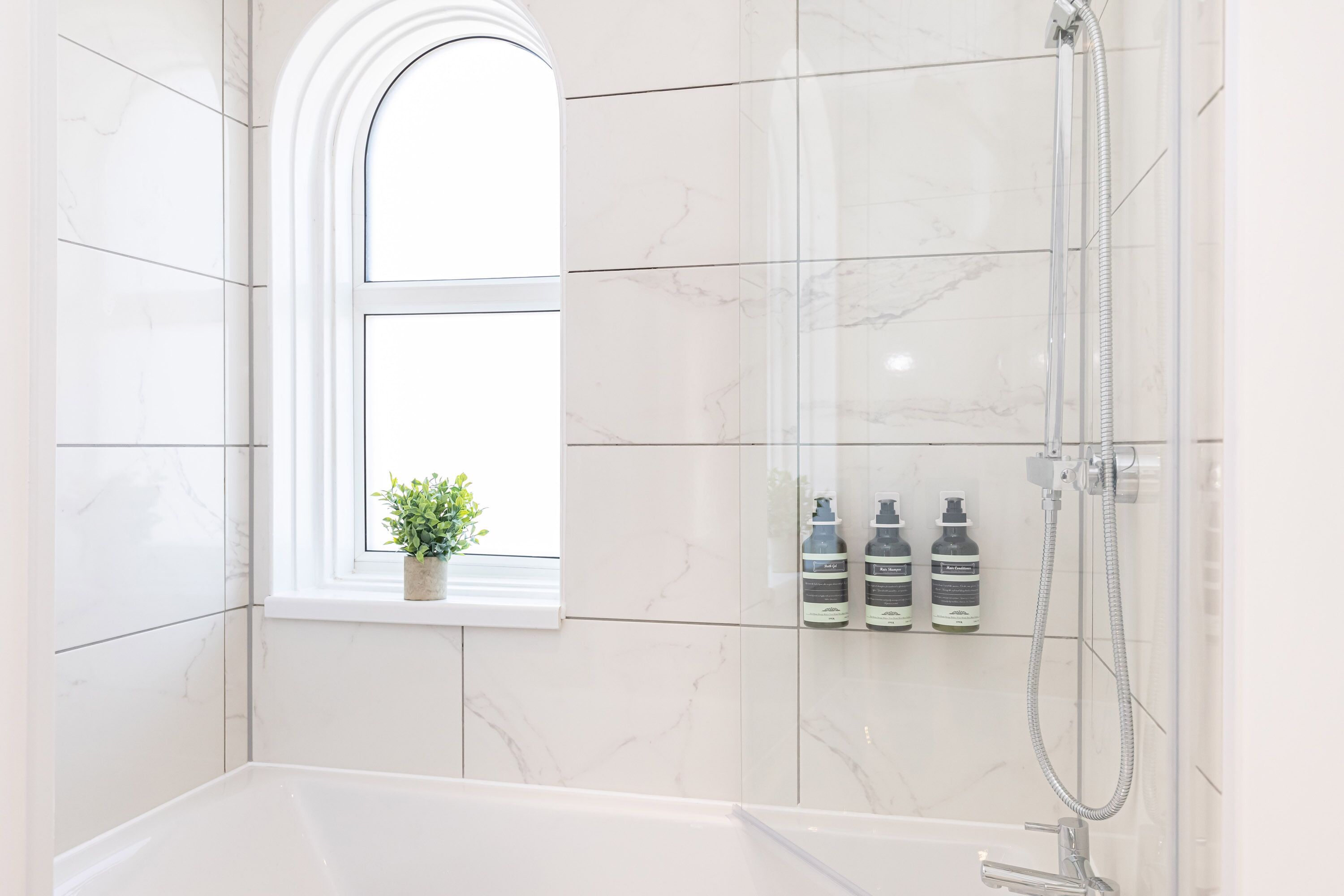 Combined shower/bathtub, hair dryer, towels, soap
