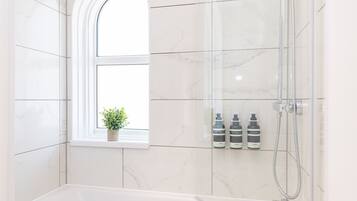 Combined shower/bathtub, hair dryer, towels, soap