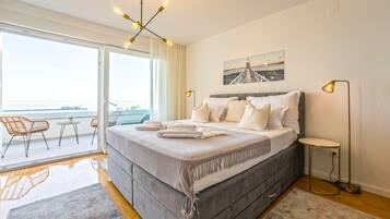 Apartemen Deluks, 3 kamar tidur, hot tub, pemandangan laut | 3 kamar tidur, setrika/meja setrika, Wi-Fi gratis, dan seprai linen