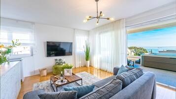 Apartemen Deluks, 3 kamar tidur, hot tub, pemandangan laut | Area keluarga | Televisi LCD 55-inci dengan saluran TV satelit, TV, dan pemutar DVD