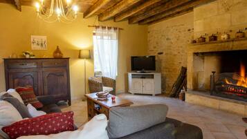 Télévision, cheminée