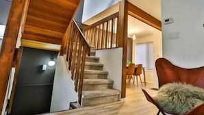 Una escalera con barandillas de madera que conduce a un piso superior.