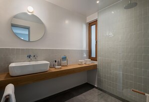 House | Bilik Mandi | Pancuran mandi, hulu semburan mandi hujan, pengering rambut 