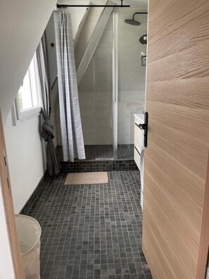 Doccia, asciugacapelli, asciugamani, sapone