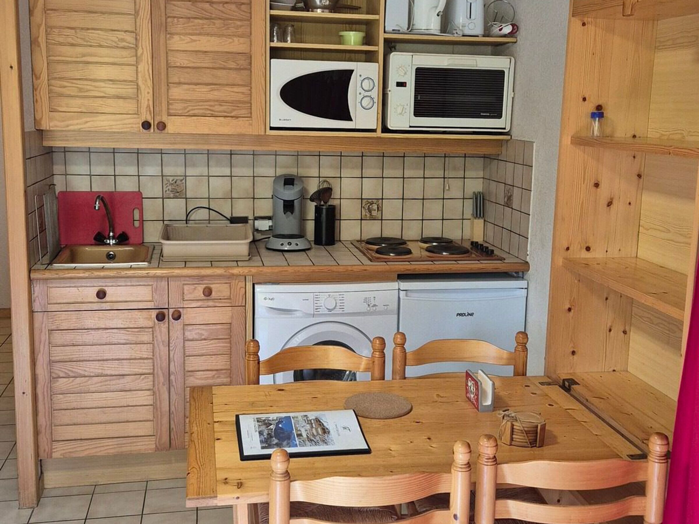 Kühlschrank, Mikrowelle, Toaster, Gefrierschrank