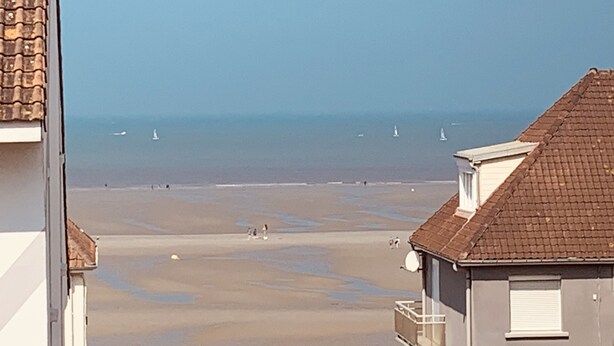 A coastal view with a beach, sailboats, and buildings. - Studio cabin with sea view and garage in Fort-Mahon plage (Fort-Mahon-Plage)