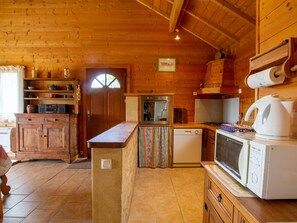 Kylskåp, mikrovågsugn, ugn och diskmaskin