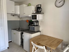 Réfrigérateur, micro-ondes, four, plaque de cuisson