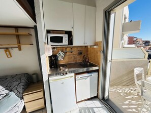 Réfrigérateur, micro-ondes, plaque de cuisson, cafetiÚre/bouilloire