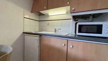 Réfrigérateur, micro-ondes, cafetiÚre/bouilloire, grille-pain