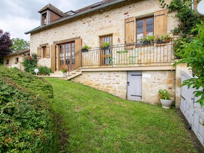 A stone house with a balcony, a small garden, and a wooden door. - Spacious house with Wifi, near Cherveix-Cubas (Cherveix-Cubas)