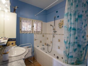Bathroom - Spacious house with Wifi, near Cherveix-Cubas (Cherveix-Cubas)