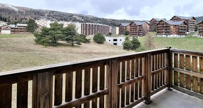 Apartment für 8 mit Balkon, in der Nähe von Geschäften und Pisten, Skischrank