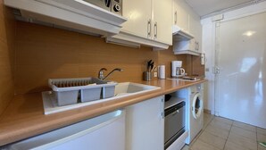 Eine moderne Küche mit eingebautem Backofen, Mikrowelle und Geschirrspüler.