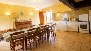 A kitchen with a dining table, chairs, a stove, and a microwave. - Isolated house with fireplace, pets allowed, near historical sites (Villac)
