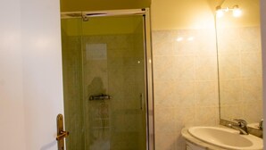 A bathroom with a glass shower enclosure, a sink, and a mirror. - Isolated house with fireplace, pets allowed, near historical sites (Villac)
