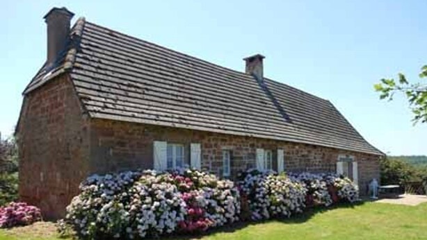 A stone building with a sloped roof and a flower bed in front. - Isolated house with fireplace, pets allowed, near historical sites (Villac)