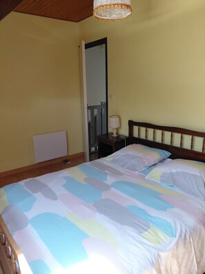 2 bedrooms, iron/ironing board, bed sheets