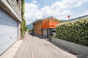 Property grounds - GuestHost - Bright and welcoming studio apartment located in Cernobbio in an elevated position, in a hilly and residential area of the village! The apartment boasts a truly superb lake view: you can admire a unique panorama, which ranges from the swimmin (Cernobbio)