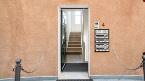 A hotel entrance with a door, a staircase, and a keycard reader. - GuestHost - Bright and welcoming studio apartment located in Cernobbio in an elevated position, in a hilly and residential area of the village! The apartment boasts a truly superb lake view: you can admire a unique panorama, which ranges from the swimmin (Cernobbio)