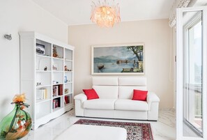 Living area - GuestHost - Bright and welcoming studio apartment located in Cernobbio in an elevated position, in a hilly and residential area of the village! The apartment boasts a truly superb lake view: you can admire a unique panorama, which ranges from the swimmin (Cernobbio)