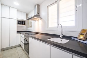 Kühlschrank, Mikrowelle, Ofen, Wasserkocher mit Kaffee-/Teezubehör