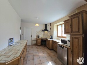 Kjøleskap, mikrobølgeovn, ovn og oppvaskmaskin