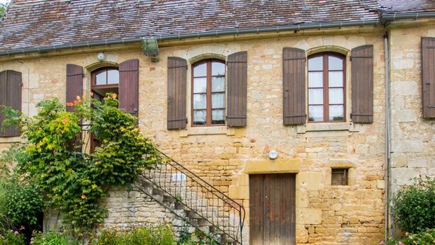 A stone building with a staircase leading to a door, surrounded by greenery. - Charming village house near Villefranche du Périgord, pets allowed, internet included (Loubejac)