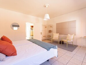 4 chambres, fer et planche à repasser, accès au Wi-Fi (inclus)