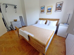1 dormitorio, tabla de planchar con plancha, wifi y ropa de cama