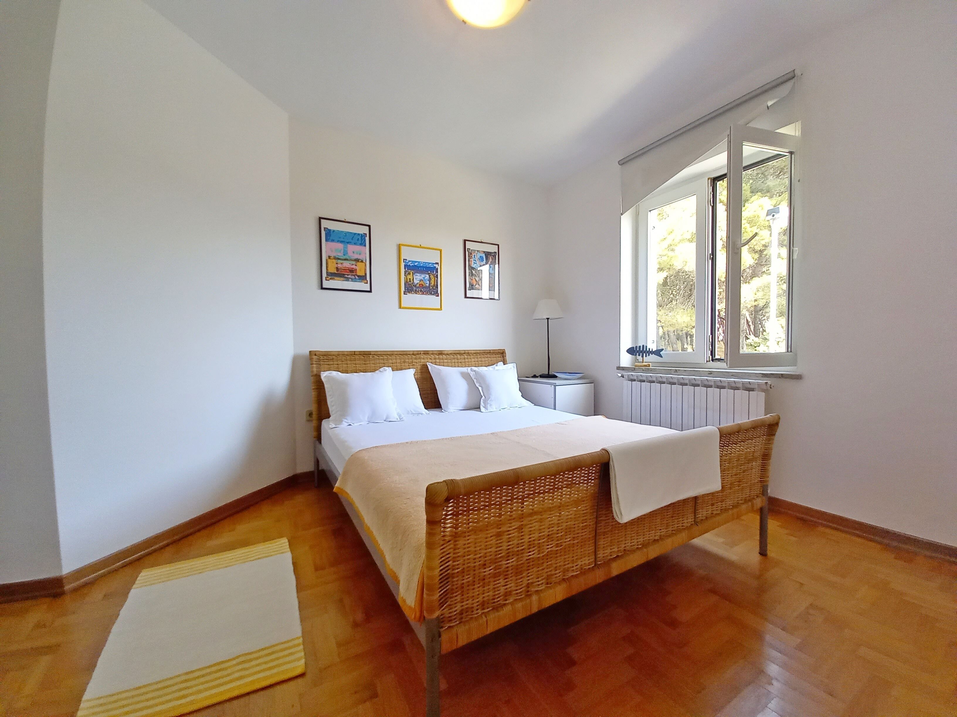 1 dormitorio, tabla de planchar con plancha, wifi y ropa de cama