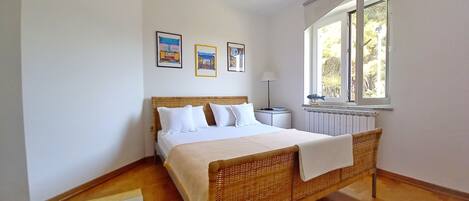 1 dormitorio, tabla de planchar con plancha, wifi y ropa de cama