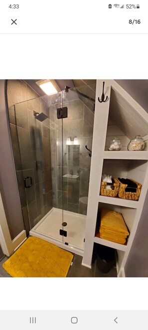 Asciugacapelli, asciugamani, sapone, shampoo