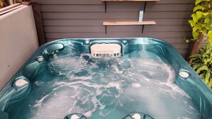 Ein Whirlpool mit integriertem Sitzplatz und Bedienfeld.