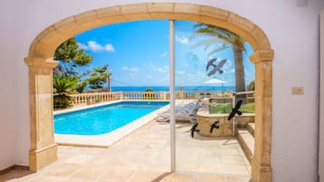 Una piscina al aire libre, una piscina climatizada